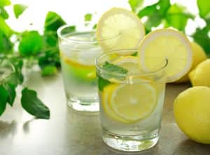 Manfaat Minum Air Lemon Hangat di Pagi Hari