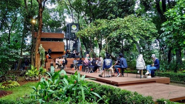 Menikmati Sensasi Ngopi di Tengah Hutan Jakarta
