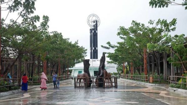 Rekomendasi Tempat Liburan di Berbagai Kota yang Wajib Kamu Kunjungi! - Tugu Khatulistiwa Pontianak, Kalimantan Barat