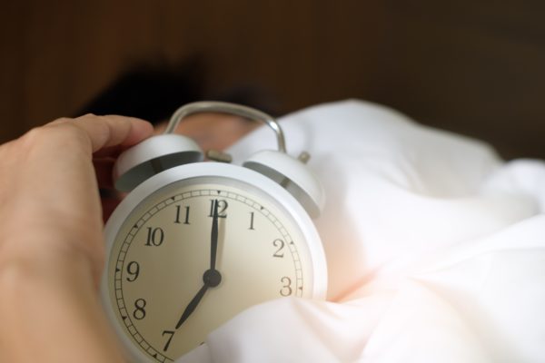 Tips bagi yang susah bangun saat mendengar alarm