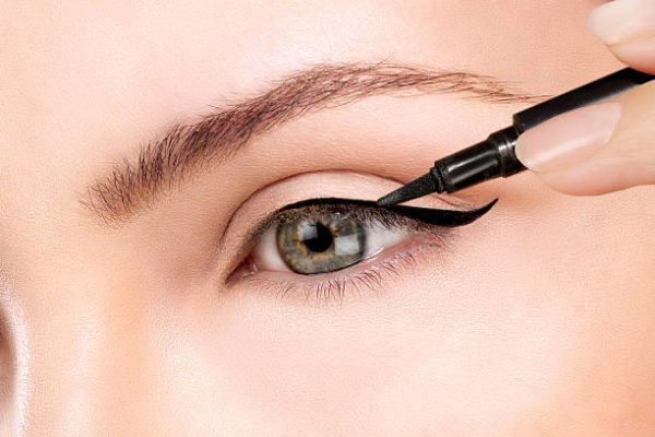 Cara Menggunakan Eyeliner Cair