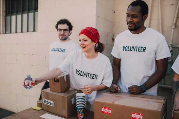 Cara Relawan Membantu Masyarakat